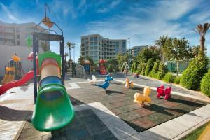 une aire de jeux pour enfants avec un toboggan dans l'établissement Exceptional Furnished Studio, à Dubaï