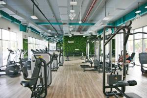 - une salle de sport avec des équipements de cardio-training et des entraîneurs dans l'établissement Exceptional Furnished Studio, à Dubaï