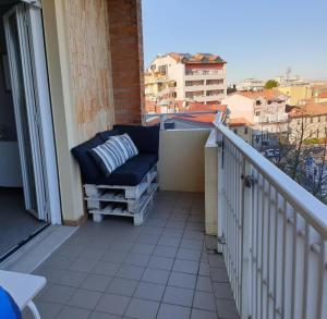 a balcony with a couch sitting on a balcony gmaxwell gmaxwell gmaxwell gmaxwell gmaxwell at Condominio Schiusa in Grado