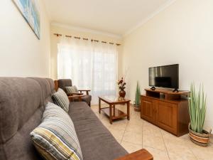sala de estar con sofá y TV de pantalla plana en Akivillas Manta Rota Shell II, en Manta Rota