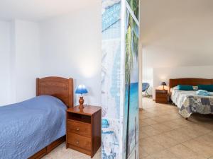 ein Schlafzimmer mit einem Bett und ein Zimmer mit 2 Betten in der Unterkunft Akivillas Manta Rota Shell II in Manta Rota