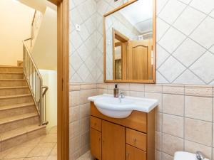 een badkamer met een wastafel, een spiegel en een trap bij Akivillas Manta Rota Shell II in Manta Rota +14 foto's
