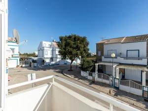 - un balcon donnant sur une rue avec des bâtiments blancs dans l'établissement Akivillas Manta Rota Shell II, à Manta Rota