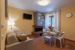a living room with a couch and a dining room table at DOLF - Villa Elisa - Intera Villa in Tolentino