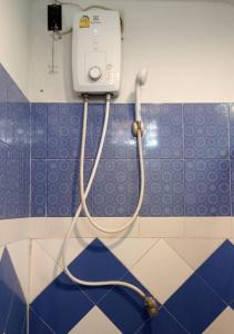 une pièce avec un sèche-cheveux au mur dans l'établissement Raikhruewan Resort Muaklek ไร่เครือวัลย์ รีสอร์ท, à Muak Lek