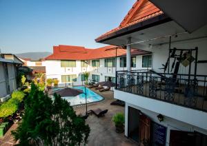 Blick auf den Innenhof eines Gebäudes mit Pool in der Unterkunft Eurana Boutique Hotel in Chiang Mai