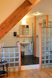 a large bathroom with a sink and a sink at Buitengoed De Uylenburg in Delft