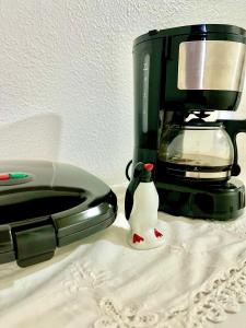a coffee maker and a blender on a counter at Aeroporto House in Macapá