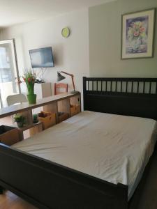 Dormitorio con cama, escritorio y TV en KIEVAILLE, en Plaisir