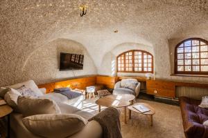 a living room with couches and a table and windows at Les Cabris - Duplex pied de pistes au Bez in La Salle Les Alpes