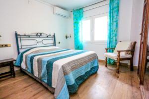 Postel nebo postele na pokoji v ubytování LITORAL COSTA DORADA - CASA DEL SOL Only families + 34 fotografií