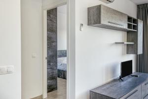 A television and/or entertainment centre at Giuliano Superior 1 para 4 personas