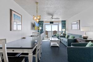 uma sala de jantar e sala de estar com mesa de jantar em Atlantica 11th Floor Gem! em Myrtle Beach
