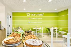 une boulangerie avec des gâteaux et d'autres pâtisseries à l'exposition dans l'établissement Hotel Iris ***S, à Lido di Jesolo