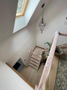 Zimmer im Dachgeschoss mit einer Treppe und einem Fenster in der Unterkunft Country house in Dziemiany