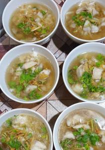 un groupe de quatre bols de soupe sur une table dans l'établissement Raikhruewan Resort Muaklek ไร่เครือวัลย์ รีสอร์ท, à Muak Lek