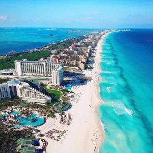 uma vista aérea de uma praia com hotéis e o oceano em Holiday home for 6 people em Cancún