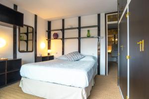Una cama o camas en una habitación de Gavà Beach Apartment