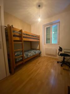 Zimmer mit 2 Etagenbetten und einem Fenster in der Unterkunft Gîtes de Chauvet in Gap