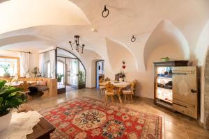Una sala de estar con una mesa y un comedor. en Erlebnisgut & Reiterhof Oberhabach, en Kirchdorf in Tirol