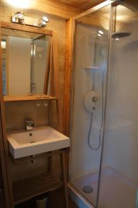 a bathroom with a sink and a shower at GITE LES GRANDES VIGNES, SUD Ardèche, indépendant et privatisé, piscine chauffée, climatisation, SPA, 11 chambres, 8 salles de bains in Sanilhac