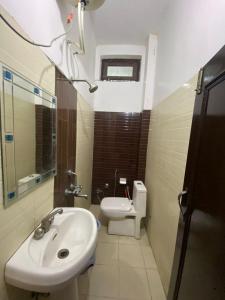 uma casa de banho com um lavatório e um WC em Cheetal Lodge By WB Inn em Rāmnagar