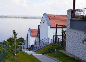 a row of houses with a view of the water at Palava eu 11 in Pavlov