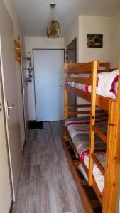 a hallway with two bunk beds in a room at Appartement d'une chambre a Notre Dame de Bellecombe a 400 m des pistes avec terrasse in Notre-Dame-de-Bellecombe