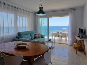 salon ze stołem i widokiem na ocean w obiekcie EDIFICIO RIO w mieście Calpe