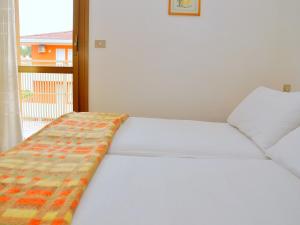 a bedroom with two beds and a window at Luminous flat 400 m from the beach for 4 guests in Bibione