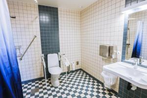 un bagno con un water e un lavandino di Holterman Hostel a Göteborg