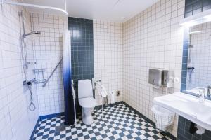 uma casa de banho com um chuveiro, um WC e um lavatório. em Holterman Hostel em Gotemburgo