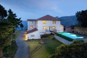 ein großes weißes Haus mit einem Pool in der Unterkunft Lost & Found Hostels - Mandaramnuwara in Mandaran Newara