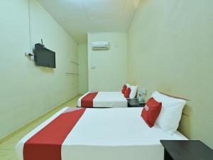 Cama o camas de una habitación en OYO 90706 Empire Inn 2
