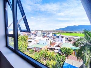 aus einem Fenster mit Stadtblick in der Unterkunft Hotel Mỹ Vy in Tánh Linh