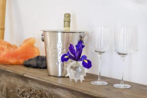 Ostuni Luxury Room في أوستوني: طاولة مع كأسين من النبيذ ودلو