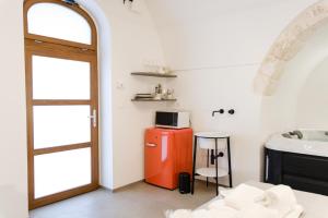 奧斯圖尼的住宿－Ostuni Luxury Room，厨房配有红色冰箱和水槽