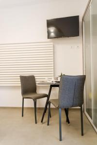 2 chaises et une table dans une pièce dans l'établissement Ostuni Luxury Room, à Ostuni