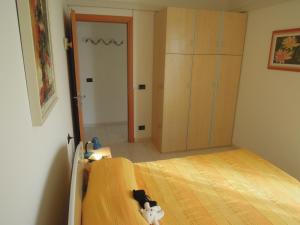 una camera con letto e armadio di Homely 1 bedroom flat with side sea view a Bibione