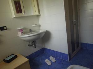 a bathroom with a sink and a shower at Homely 1 bedroom flat with side sea view in Bibione