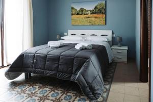 パラービタにあるAgriturismo Paradisoの青い部屋に大型ベッド1台が備わるベッドルーム1室が備わります。