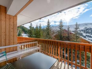 Elle comprend un balcon offrant une vue sur les montagnes. dans l'établissement Studio Méribel, 1 pièce, 4 personnes - FR-1-565-60, à Les Allues