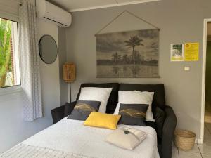 Postel nebo postele na pokoji v ubytování Bungalow Tec-Tec St Leu