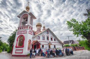 un groupe de personnes debout devant une église dans l'établissement Hotel Florida, à Kiev