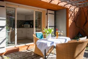 Φωτογραφία από το άλμπουμ του Appartement de caractère Le Camélia, 56m², dans propriété au calme avec piscine by le Mas de Louise et Sacha σε Solliès-Toucas