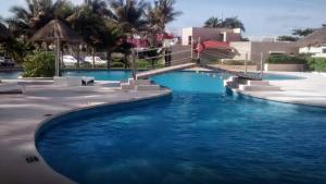 una piscina de agua azul en un complejo en Ocean View Room 1202near The Clubs en Cancún