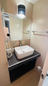 y baño con lavabo blanco y espejo. en Ocean View Room 1202near The Clubs en Cancún