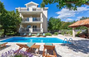 une villa avec une piscine et une maison dans l'établissement Awesome Apartment In Pinezici With 2 Bedrooms, Wifi And Outdoor Swimming Pool, à Pinezići