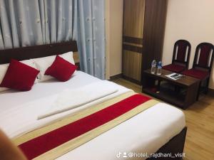 Hotel Rajdhani Visit房間的床