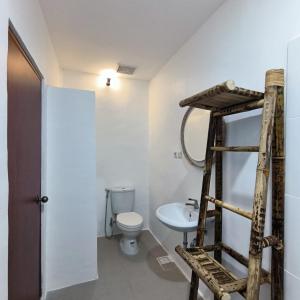 Vannituba majutusasutuses Roots Hotel Senggigi